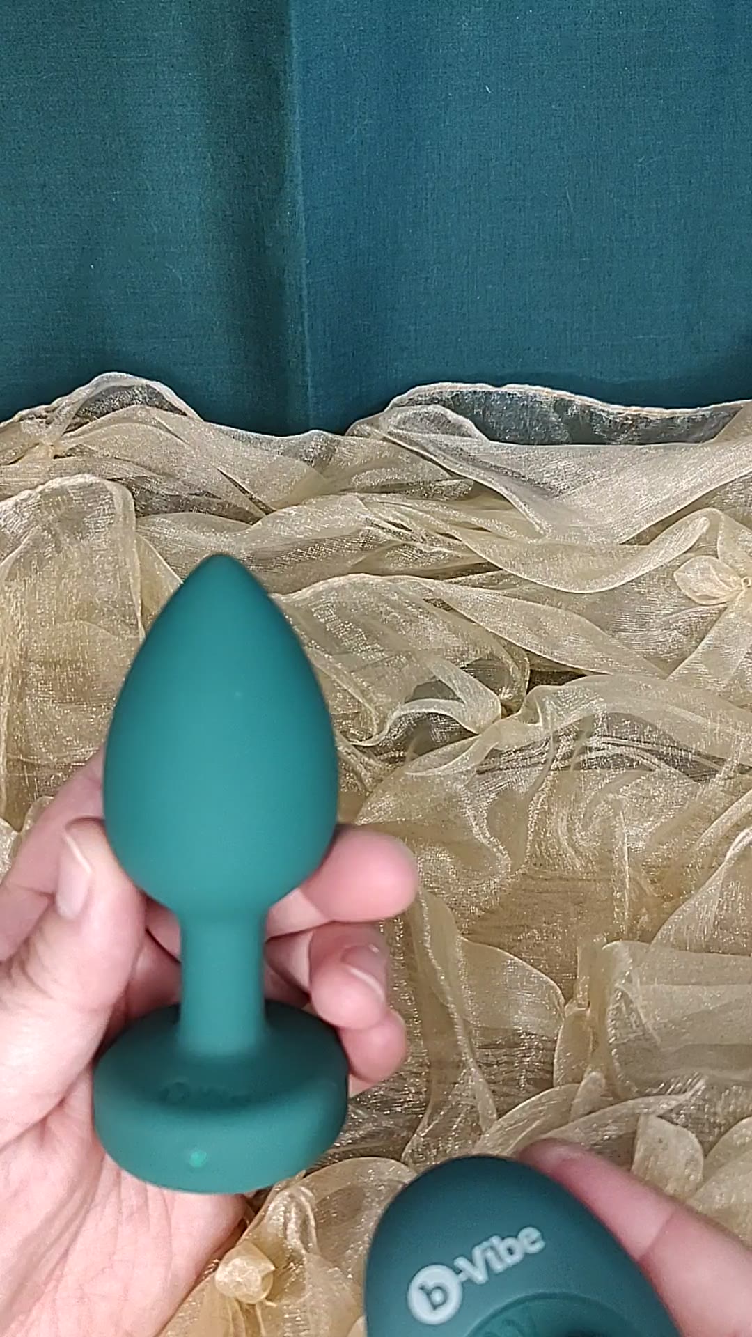 vibrator adult toy B-Vibe Vibrating Jewel Plug M/L Emerald Review main image 1