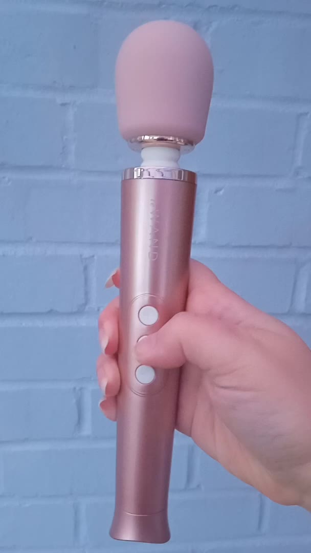 Le Wand Petite Rechargeable Wand Massager  . Slide 2